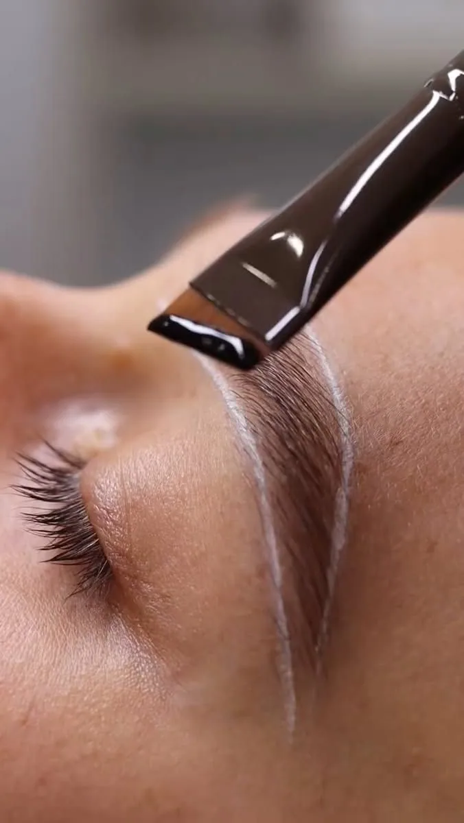 Formation Brow Lift — La pratique accompagnée sur modèle Étape de protocole enseignée pendant la formation Brow Lift