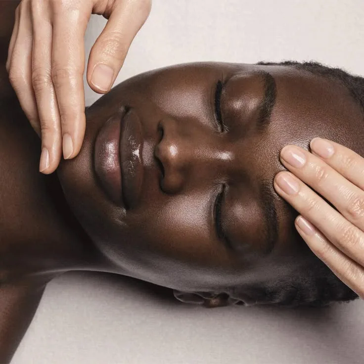 Formation Carbon Peel — La pratique accompagnée sur modèle Étape de protocole enseignée pendant la formation Carbon Peel