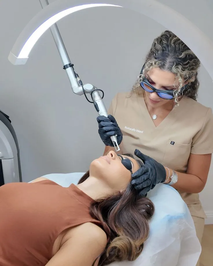 Formation Détatouage • Maquillage Permanent • Carbon Peel — Le poste et le matériel Démonstration pratique de la formation Détatouage, PMU & Carbon Peel