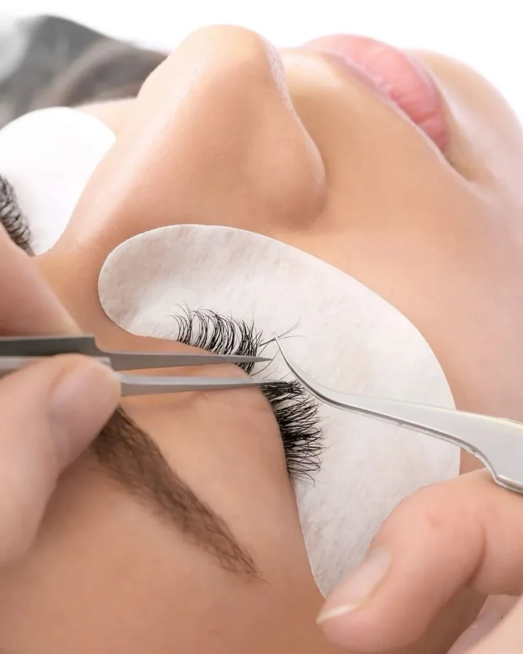 Formation Extension de Cils — Le protocole et ses finitions Préparation d’une session Extension de cils dans un institut