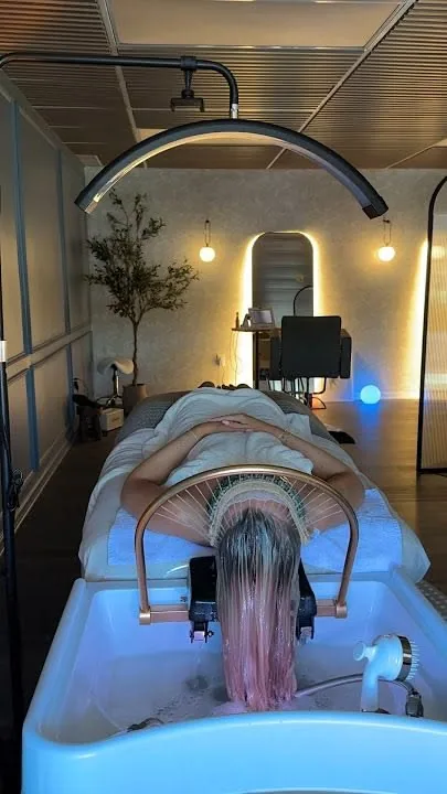 Rituel Head Spa japonais réalisé pendant une formation Lumea