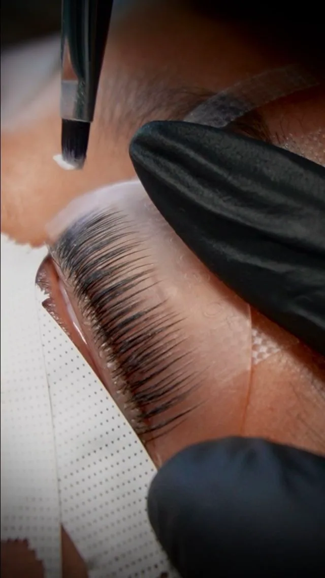 Formation Lash Lift Coréen — La pratique accompagnée sur modèle Étape de protocole enseignée pendant la formation Lash Lift coréen