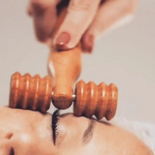 Formation Madérothérapie Visage — La pratique accompagnée sur modèle Étape de protocole enseignée pendant la formation Madérothérapie visage