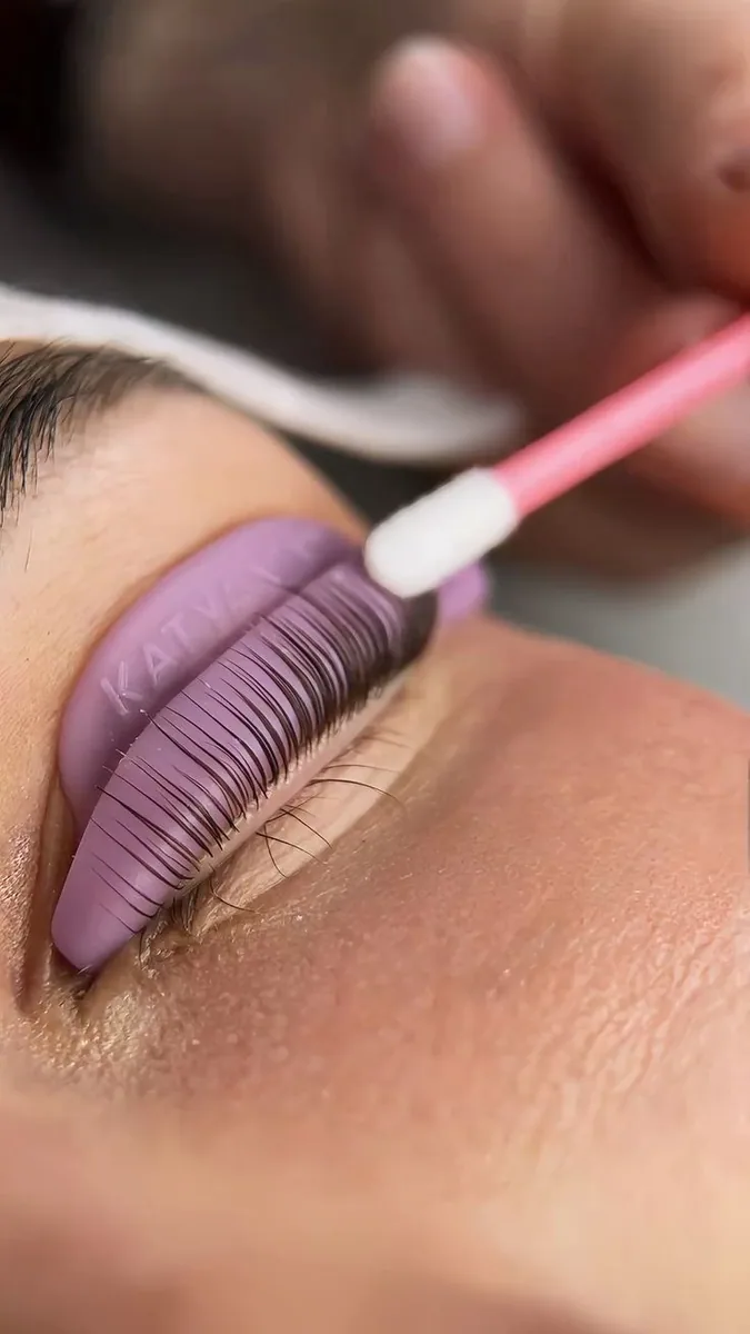 Formation Rehaussement de Cils — La pratique accompagnée sur modèle Étape de protocole enseignée pendant la formation Rehaussement de cils