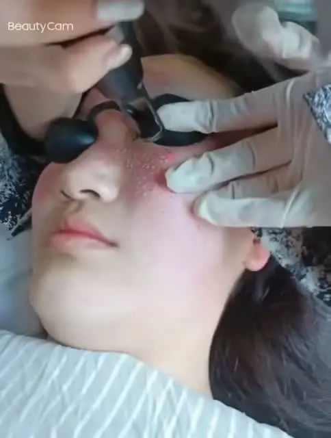 Détail d’un geste beauté professionnel